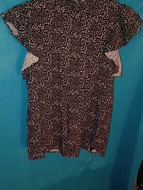 💰4/$15 DEAL! CeCe Black Top with White Dot Flutter Sleeves